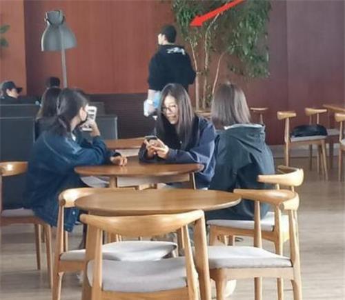 中戏偶遇易烊千玺，独自一人奔赴食堂，网友：一个宿舍就你没对象