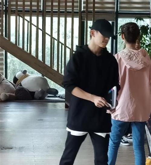 中戏偶遇易烊千玺，独自一人奔赴食堂，网友：一个宿舍就你没对象