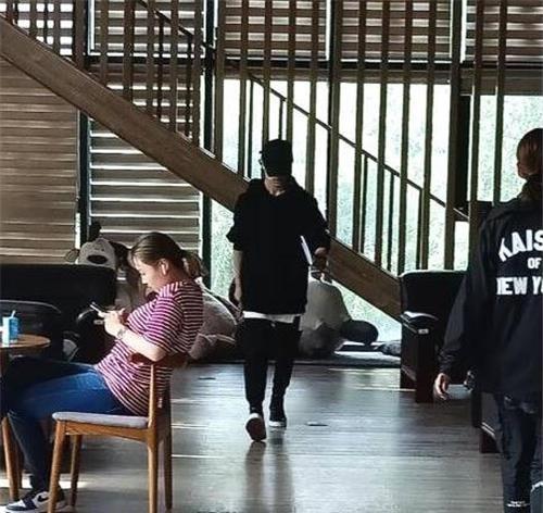 中戏偶遇易烊千玺，独自一人奔赴食堂，网友：一个宿舍就你没对象