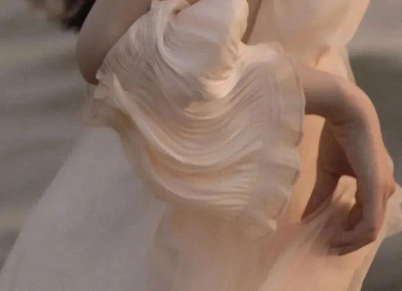  老公一直和别的女孩聊天，还开过房