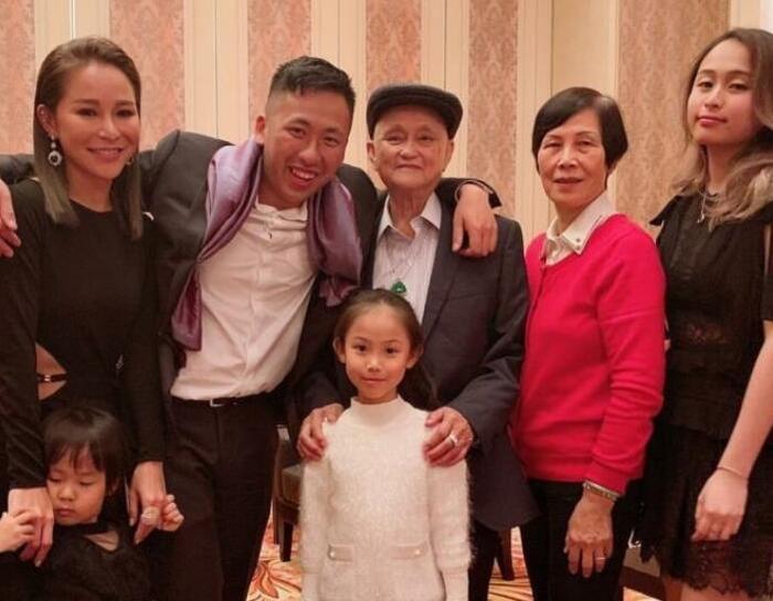 洗米嫂晒美照艳压群芳，戴婚戒破不合传闻，网友：内心强大女超人