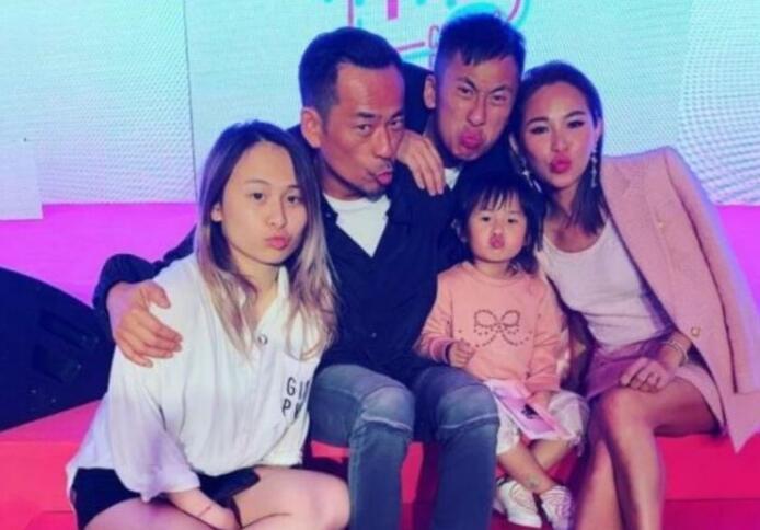 洗米嫂晒美照艳压群芳，戴婚戒破不合传闻，网友：内心强大女超人