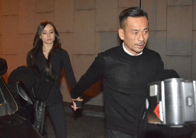 洗米嫂晒美照艳压群芳，戴婚戒破不合传闻，网友：内心强大女超人