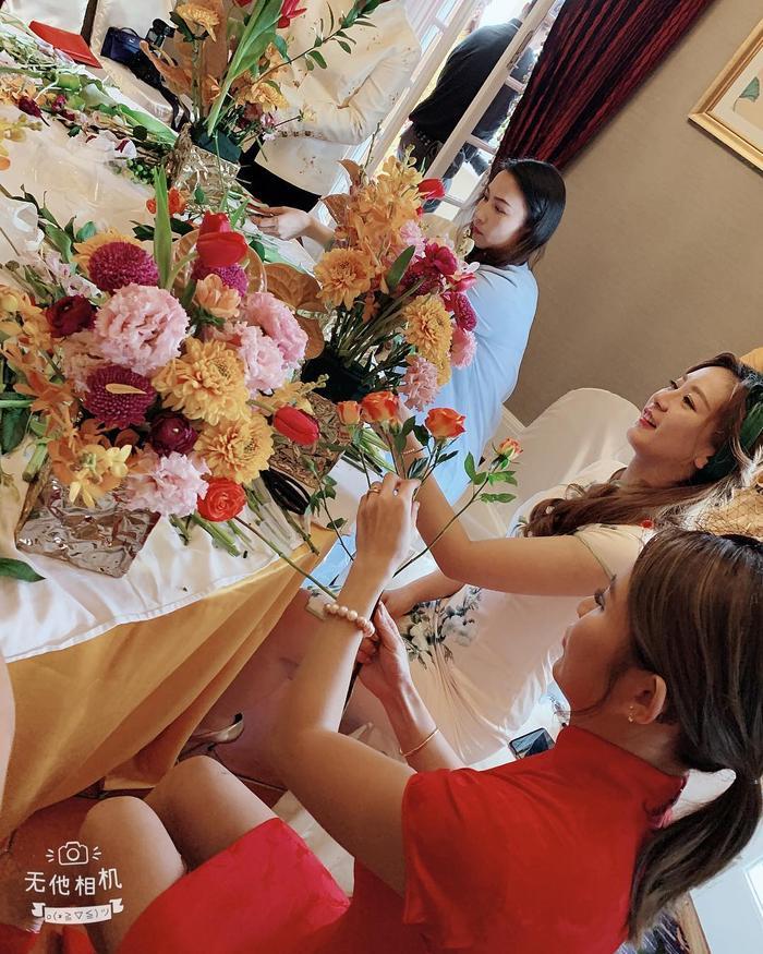 洗米嫂晒美照艳压群芳，戴婚戒破不合传闻，网友：内心强大女超人