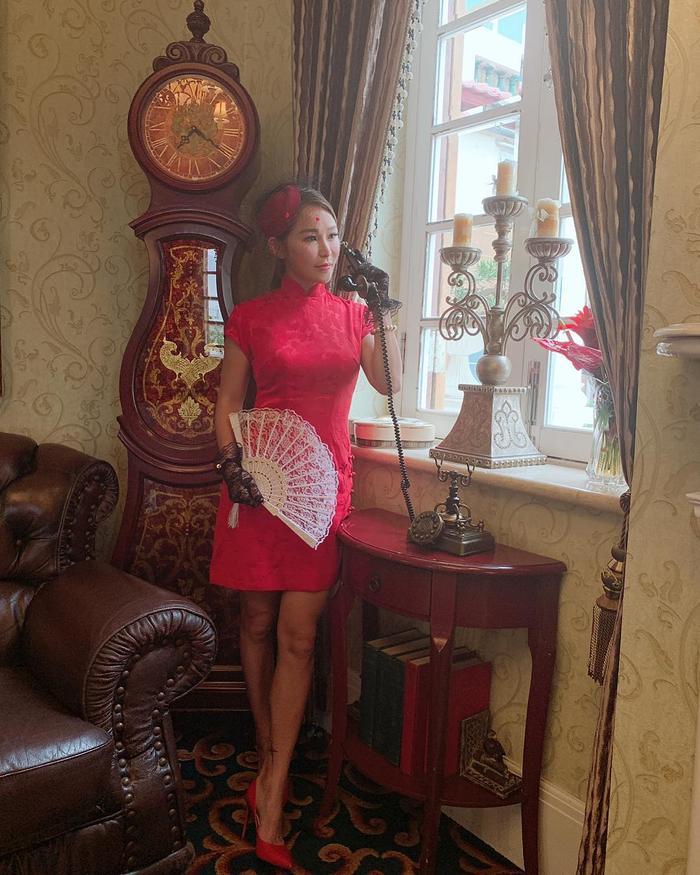 洗米嫂晒美照艳压群芳，戴婚戒破不合传闻，网友：内心强大女超人