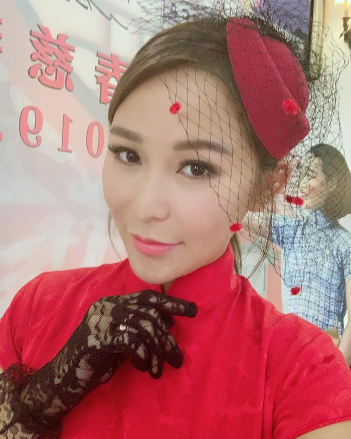 洗米嫂晒美照艳压群芳，戴婚戒破不合传闻，网友：内心强大女超人