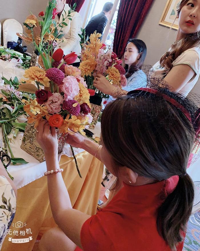 洗米嫂晒美照艳压群芳，戴婚戒破不合传闻，网友：内心强大女超人