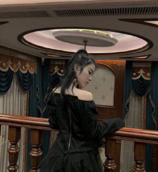 带你看韩笑住的豪宅，住着独栋的大楼房，家里每一处都有实木装饰