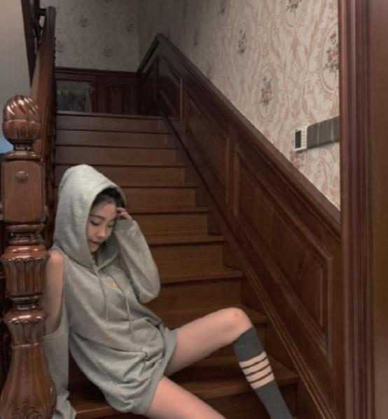 带你看韩笑住的豪宅，住着独栋的大楼房，家里每一处都有实木装饰