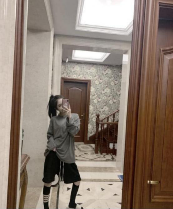 带你看韩笑住的豪宅，住着独栋的大楼房，家里每一处都有实木装饰