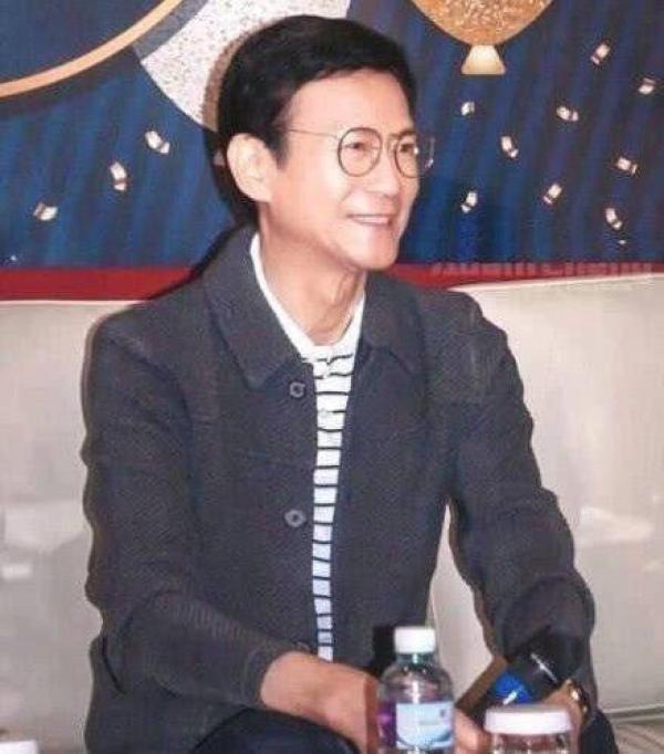 72岁郑少秋近照曝光,72岁却像42岁,风采依旧不减当年!