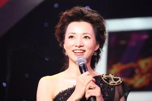 董卿哪一年赴美生子(董卿赴美生子引起爱国讨论热潮)(1)