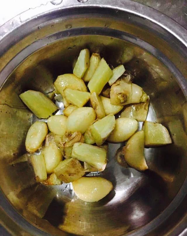 家常梭子蟹炒年糕的做法(微距离魔幻厨房)(12)