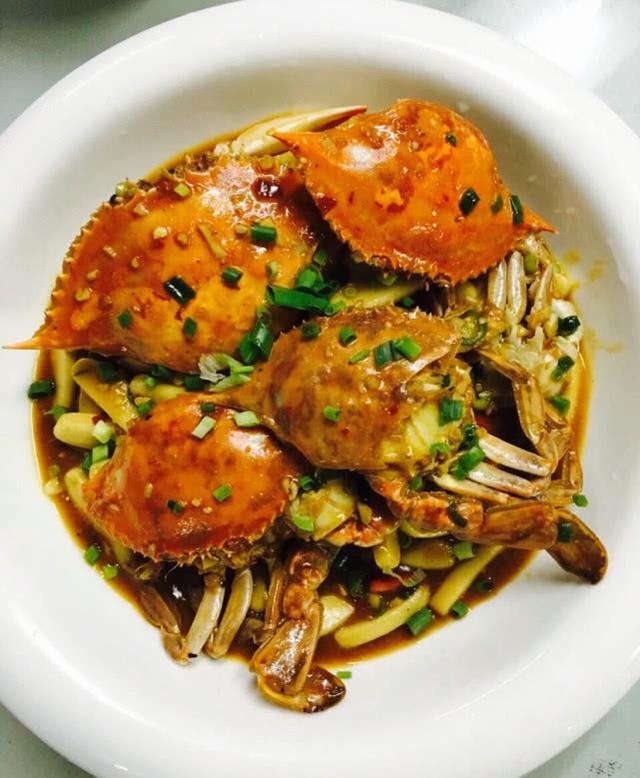 家常梭子蟹炒年糕的做法(微距离魔幻厨房)(1)