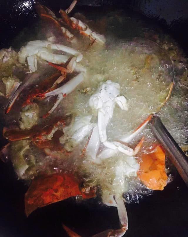 家常梭子蟹炒年糕的做法(微距离魔幻厨房)(15)