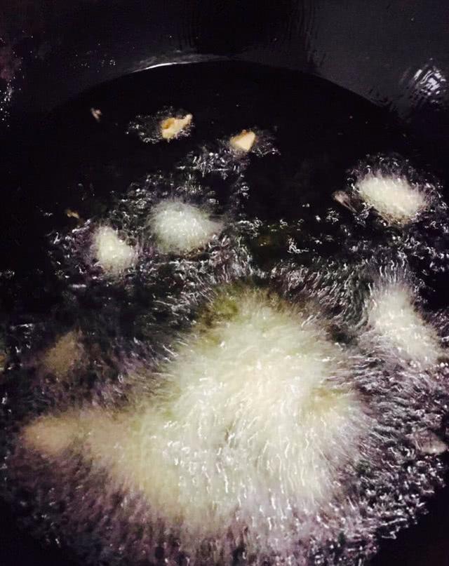 家常梭子蟹炒年糕的做法(微距离魔幻厨房)(11)