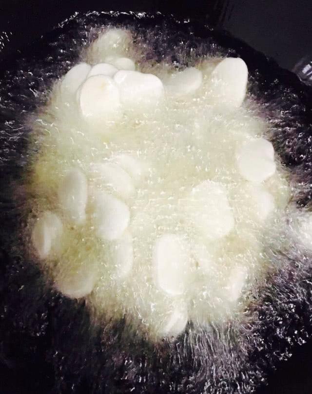 家常梭子蟹炒年糕的做法(微距离魔幻厨房)(13)