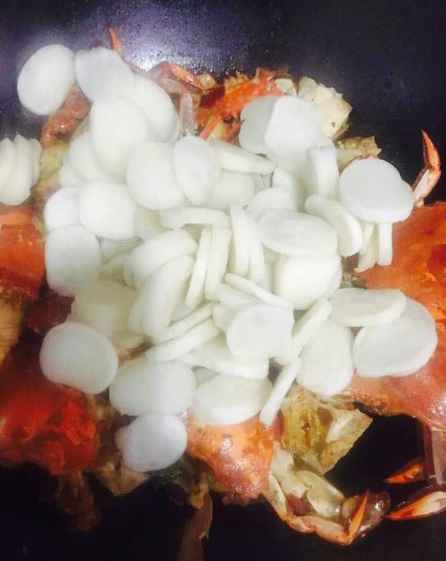 家常梭子蟹炒年糕的做法(微距离魔幻厨房)(19)