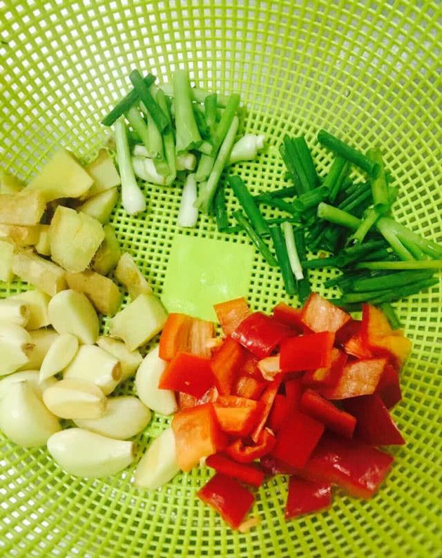 家常梭子蟹炒年糕的做法(微距离魔幻厨房)(5)