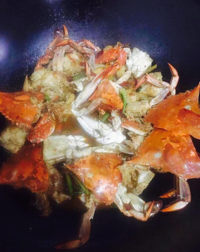 家常梭子蟹炒年糕的做法(微距离魔幻厨房)(18)