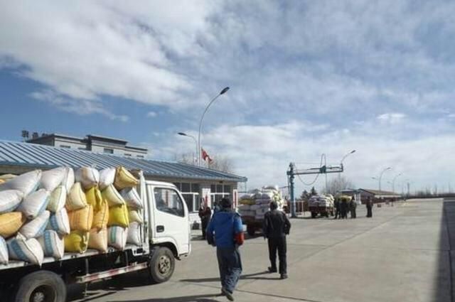 造成空气污染的原因,氧气、氢气、二氧化碳、氮气、二氧化硫,属于空气污染物的气体是?图7