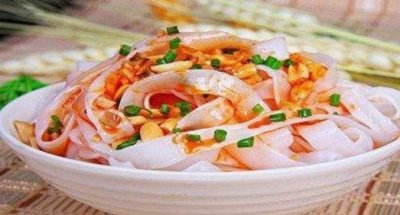 ​怎么在家做凉皮,夏天吃的凉皮是什么材料制作的