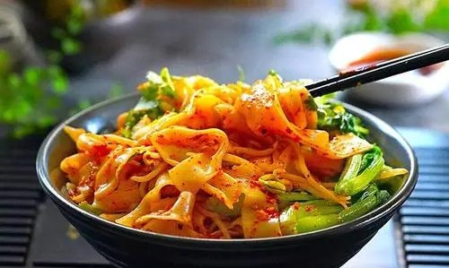 怎么在家做凉皮,夏天吃的凉皮是什么材料制作的图21