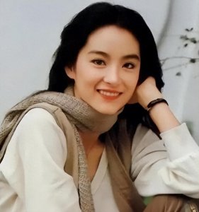 ​歌手叶倩文：嫁给大14岁林子祥，结婚至今未生育日子过得有滋有味