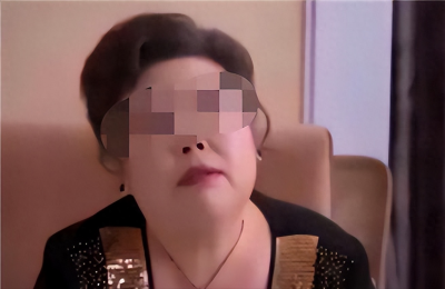 ​富婆爱上小22岁小伙，遭遇骗车骗钱骗感情，富婆受不了现场找说法