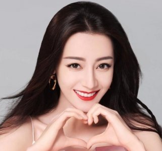 ​热巴29岁生日，粉丝包多个城市大屏幕为偶像庆生，杨幂也发声庆生