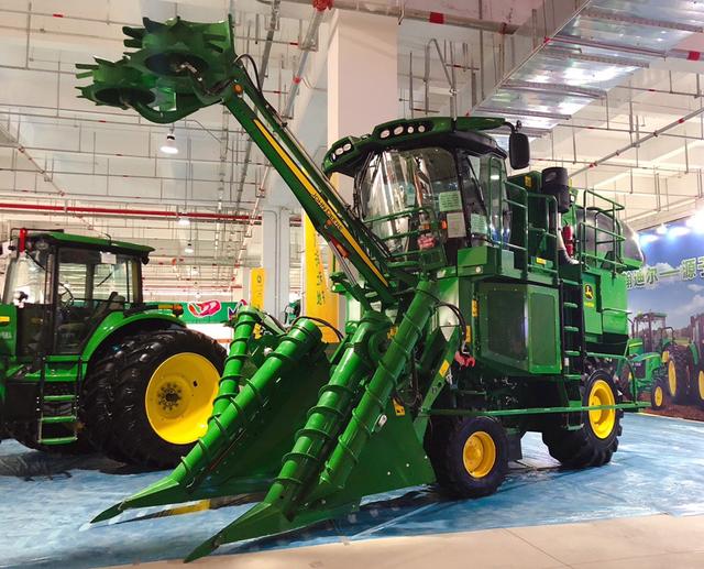 甘蔗收割机制作全自动（快来看看五分钟就能收割一亩甘蔗的机器长什么样）(3)