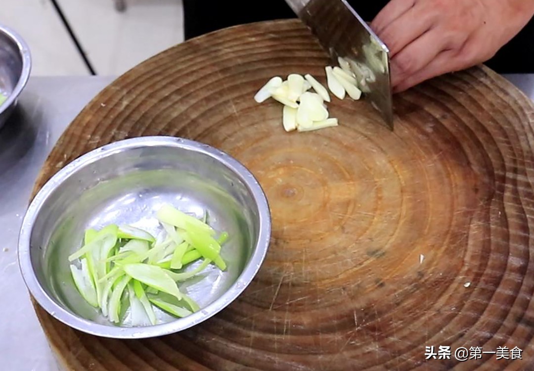 杏鲍菇炒肉的做法(鲜嫩爽滑的杏鲍菇炒肉家常做法)