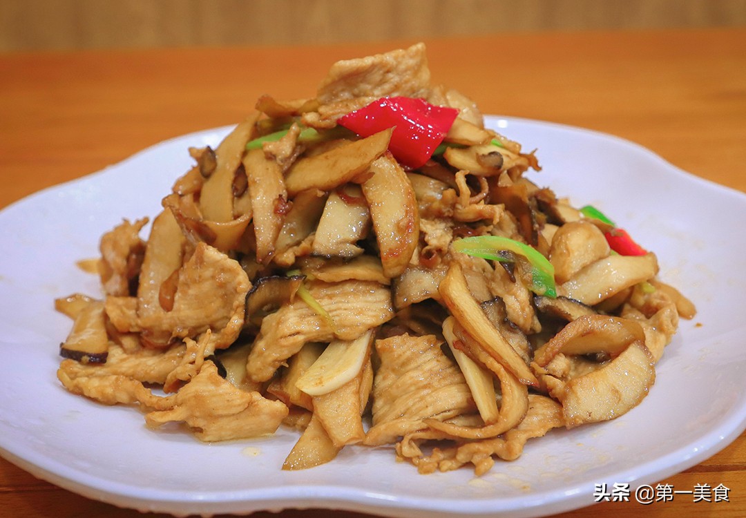 杏鲍菇炒肉的做法(鲜嫩爽滑的杏鲍菇炒肉家常做法)