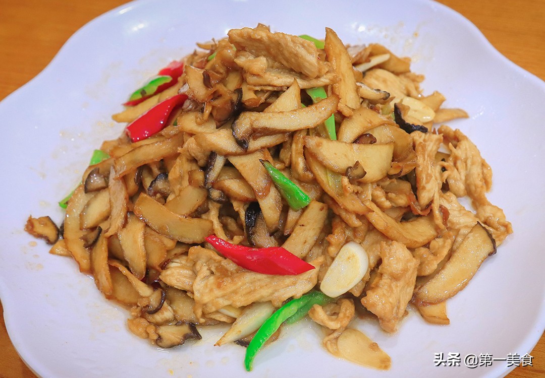 杏鲍菇炒肉的做法(鲜嫩爽滑的杏鲍菇炒肉家常做法)