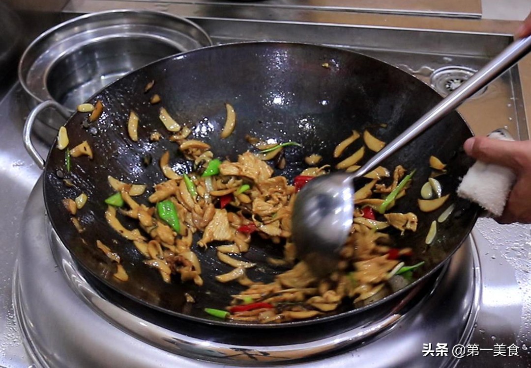 杏鲍菇炒肉的做法(鲜嫩爽滑的杏鲍菇炒肉家常做法)