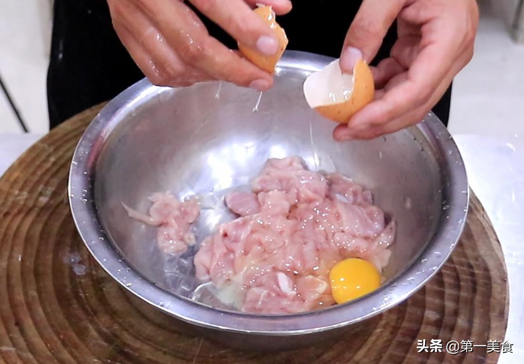 杏鲍菇炒肉的做法(鲜嫩爽滑的杏鲍菇炒肉家常做法)