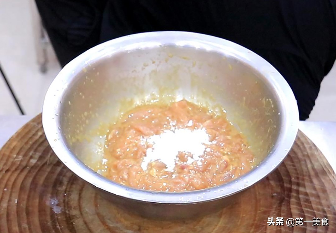 杏鲍菇炒肉的做法(鲜嫩爽滑的杏鲍菇炒肉家常做法)