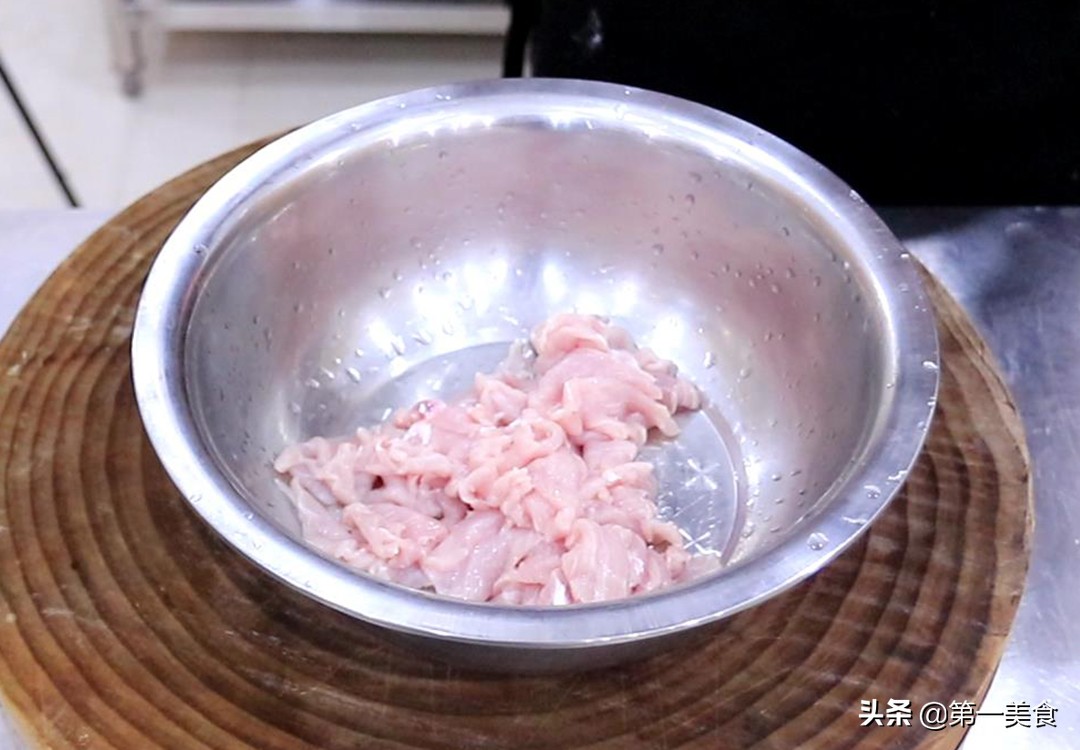 杏鲍菇炒肉的做法(鲜嫩爽滑的杏鲍菇炒肉家常做法)