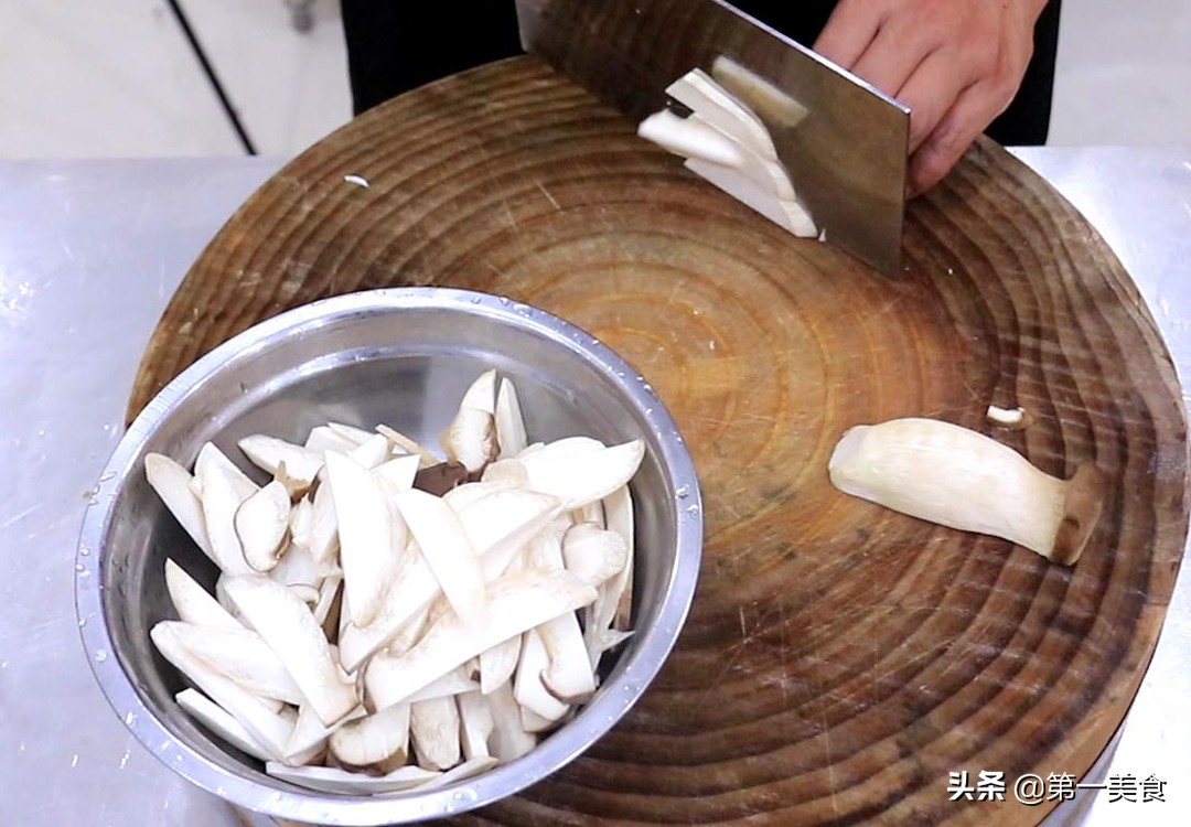 杏鲍菇炒肉的做法(鲜嫩爽滑的杏鲍菇炒肉家常做法)