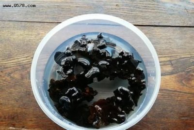 ​泡好的黑木耳隔夜可吃,泡发的木耳隔夜能吃吗?会导致死亡吗