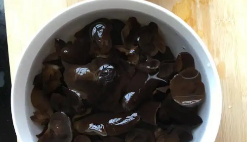 泡好的黑木耳隔夜可吃,泡发的木耳隔夜能吃吗?会导致死亡吗图2