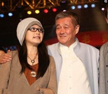 ​赵本山与妻子近照，老婆年轻貌美而他头发花白，其实两人相差8岁