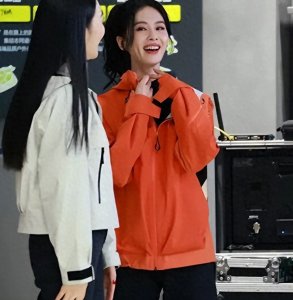 ​36岁刘诗诗真时髦，穿橘色冲锋衣俏皮又可爱，扎高马尾像个女学生