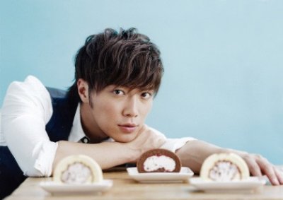 ​14岁丧母，中学辍学进娱乐圈供弟弟读书，深陷吸毒门现决定隐退