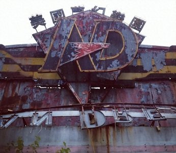 ​上海建造的“中国第一个主题乐园”，开业5年便倒闭，已成为废墟