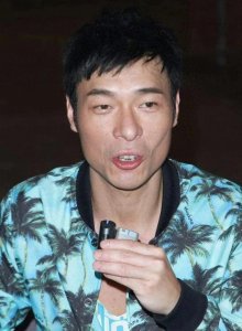 ​57岁许志安惨变“娱乐圈弃子”现状无戏可拍、靠妻子郑秀文救济！