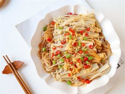 ​蒜蓉粉丝金针菇这么做，蒜香浓郁鲜辣可口，制作蒜蓉是关键