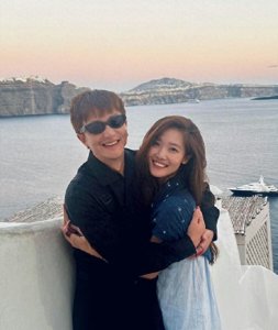 ​曝黄轩女友家世显赫，是英籍华裔富商！两人拍广告认识，疑已领证