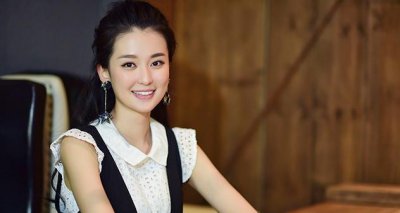 ​走进乔欣现实中的家，在家生活跟女王一样，连个沙发坐垫都有刺绣