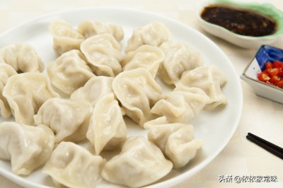 ​饺子好吃调馅是关键，学会这款万能饺子馅配方，鲜嫩多汁无腥味
